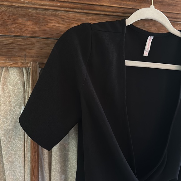 Black Wrap crop top with tie - Picture 4 of 5